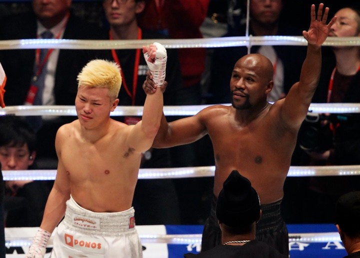 Mayweather promuje svoj návrat aj cez nahé ženy vo vani